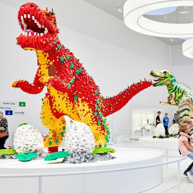 Se de fascinerende kæmpestore dinosaurer i LEGO® House Masterpiece Galleriet. Der er mange som familien her, der lige må tage en selfie eller et portræt med en vild dinosaurer i baggrunden. 