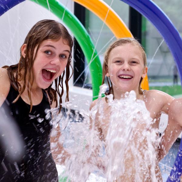 Nyd den nye spraypark som børnene gør det. Eller svøm en tur i en af de mange udendørs eller indendørs swimmingpools. Slut besøget med en omgang afslappende saunagus.