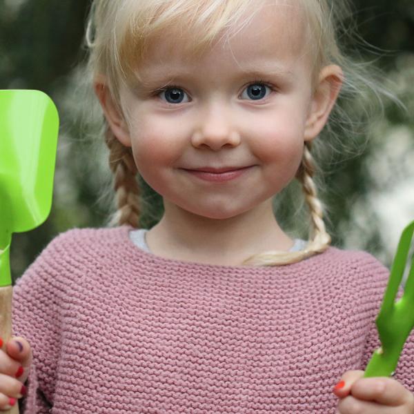 Udforsk grotterne og den store bambusskov i den grønne have. Kig forbi de søde klappedyr eller nyd de smukke blomster. Få en skøn feriedag i det fri med familien i LEGOLAND® Billund.