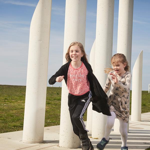 Leg dig ind i Vikingernes verden. Udforsk vikingekongernes storslåede monumenter. Hør, spændende historier fra vikingetiden. I LEGOLAND® Billund Resort får du verdens bedste familieferie.