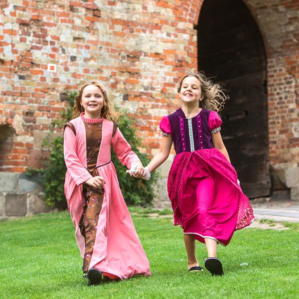 Klæd dig ud som prinsesse, konge eller prins. Prøv lege fra gamle dage. Nyd en aktiv feriedag på det gamle slot, som ligger i LEGOLAND® Billund Resort.