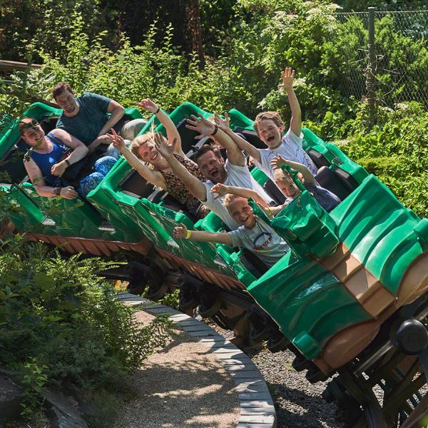 Sus afsted i den grønne drage-rutsjebane i LEGOLAND® Parken. Eller prøv nogle af de andre 50 forlystelser for børn og børnefamilier. 