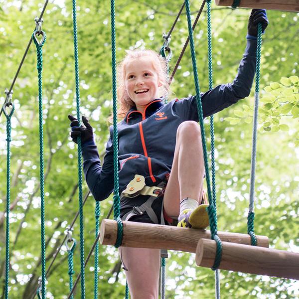 Prøv en klatretur i en af Vejles smukke skove. Her venter de sjoveste familievenlige klatrebaner på jer. Hold en aktiv familieferie i LEGOLAND® Billund og kom hjem med en masse nye naturoplevelser.