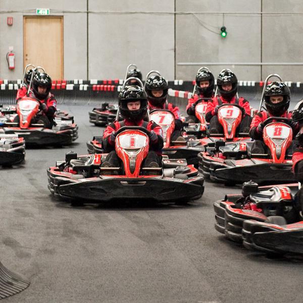 3 børn kører om kap i Gokarts. Børn, der er 7 år og 120 cm høje, kan køre i specialbyggede gokarts. Hele familien kan få en dag med masser af fart og spænding. 