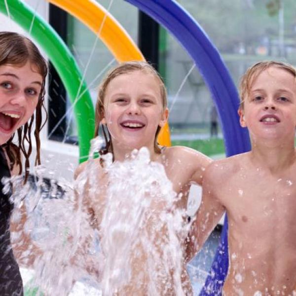 Elsker dine børn vand som børnene her i sprayparken? Så tag svømmebrillerne på og hold en aktiv familieferie i LEGOLAND® Billund Resort. Her finder du mange børnevenlige badestrande og flere vandlande.