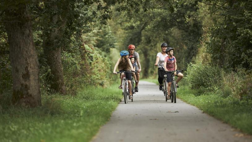 Familie på opdagelse på cykel