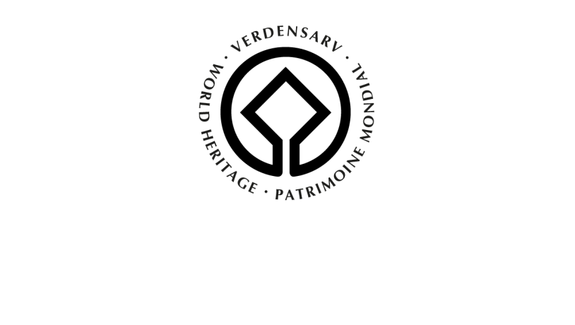 UNESCO Verdensarv-logo med en stiliseret firkant og cirkel, omgivet af teksten "Verdensarv · World Heritage · Patrimoine Mondial"