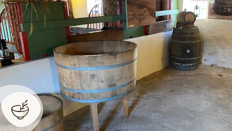 Store trækar og trætønde i bryghuset på Museumsgården Karensminde, en del af Gastroruten i Small Wonders.