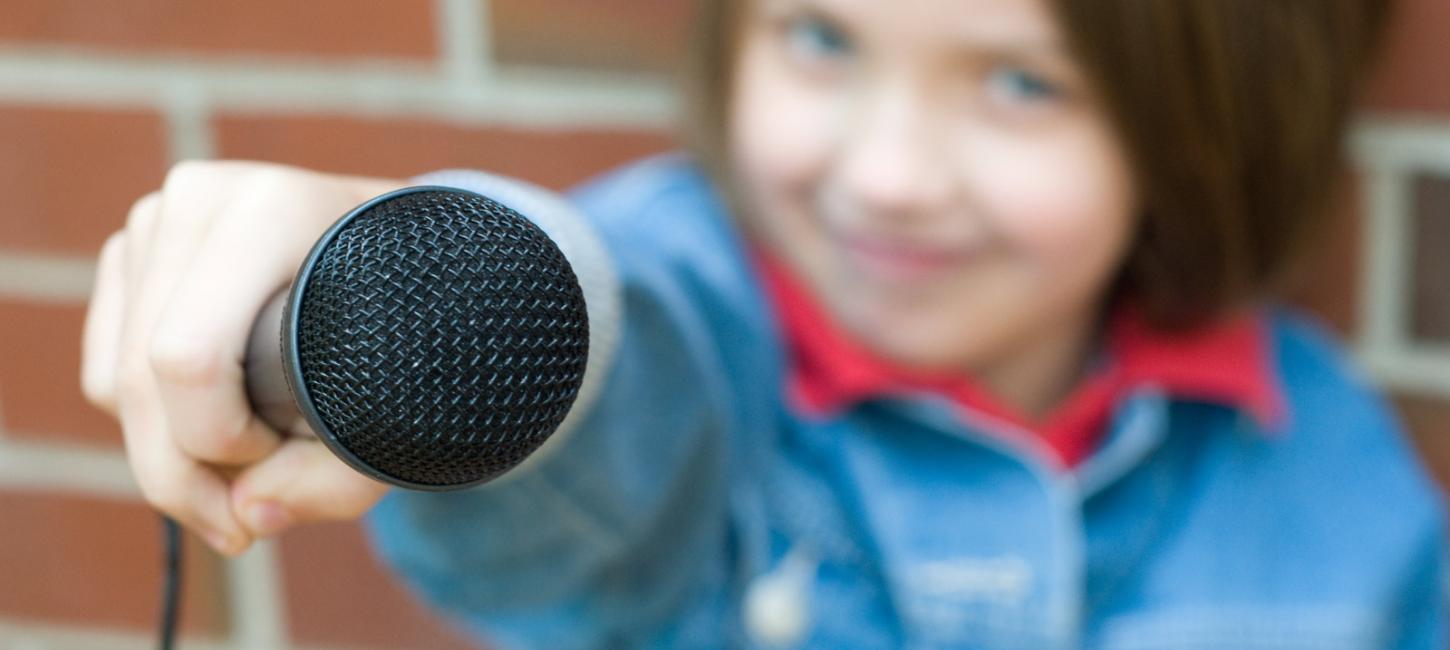 En pige rækker microfonen frem. Hun er klar til at interviewe. Pressen er altid velkommen i LEGOLAND Billund Resort. Se mere nedenunder.