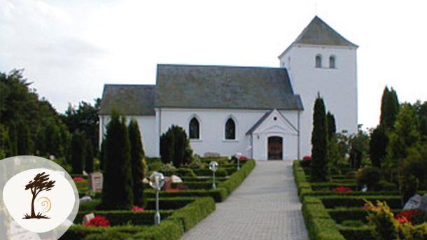 Filskov Kirke med hvid facade og kirkegårdshave, en del af Small Wonders-ruten.