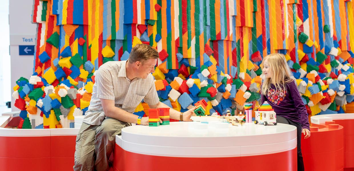 Besøg Home of the Brick og oplev et vandfald af LEGO® Klodser. Du kan også bygge de vildeste kreationer og se dem komme til live. og 