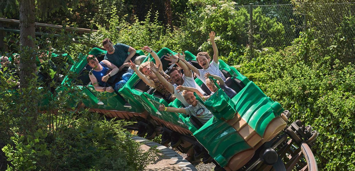 Sus afsted i den grønne drage-rutsjebane i LEGOLAND® Parken. Eller prøv nogle af de andre 50 forlystelser for børn og børnefamilier. 