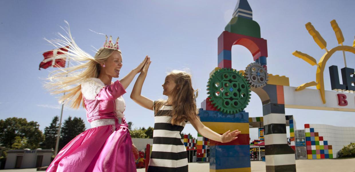 Gå igennem LEGOLAND® Portalen ind til en magisk LEGO® Park. Giv prinsesser high five eller tag en tur i en af de mange mavekildrende forlystelser og rutsjebaner.