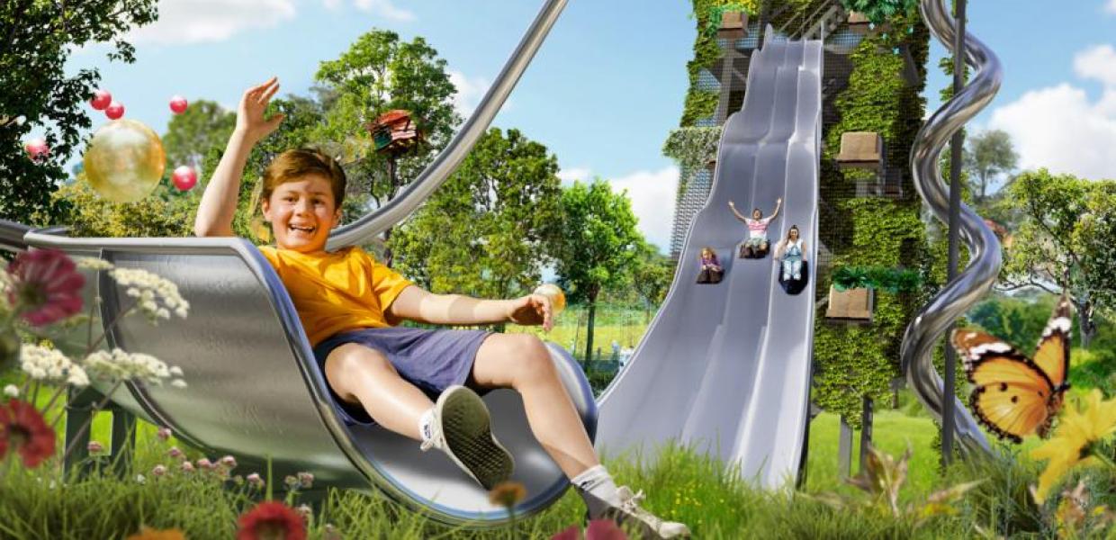 Giv dig i kast med den enorme rutsjebane, Giganten i WOW PARK, som drengen her på billedet.