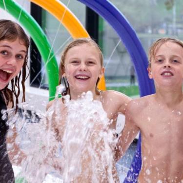 Elsker dine børn vand som børnene her i sprayparken? Så tag svømmebrillerne på og hold en aktiv familieferie i LEGOLAND® Billund Resort. Her finder du mange børnevenlige badestrande og flere vandlande.