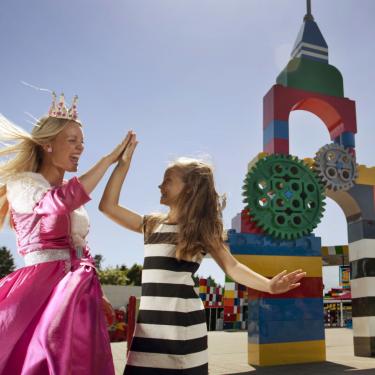 Gå igennem LEGOLAND® Portalen ind til en magisk LEGO® Park. Giv prinsesser high five eller tag en tur i en af de mange mavekildrende forlystelser og rutsjebaner.