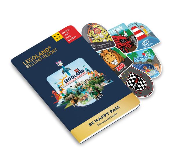 Be Happy Pass er et sjov og helt gratis pas som uddeles til børnefamilier, der overnatter i LEGOLAND® Billund Resort. Attraktionerne i området giver et Adventure Badge til alle med et Be Happy Pass.