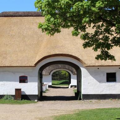 Bindingsværksgård med stråtag på Mark | Museet for en Ny Danmarkshistorie, en del af Small Wonders-ruten.