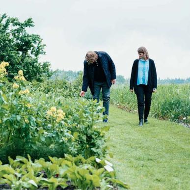 Besøgende går gennem køkkenhaven ved Mark | Museet for en Ny Danmarkshistorie, en del af Small Wonders-ruten.