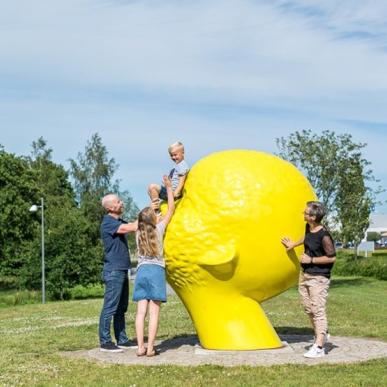 Give me a Kiss by Qian Sihua