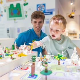 I LEGO® House kan du fx være byarkitekt en hel dag. Byg og se, hvad der sker. Du kan også udforske mange andre sjove topattraktioner for børn i LEGOLAND Billund Resort i ferien.