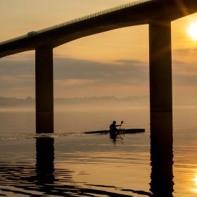 vejlefjordbroen-kajakroer-solnedgang