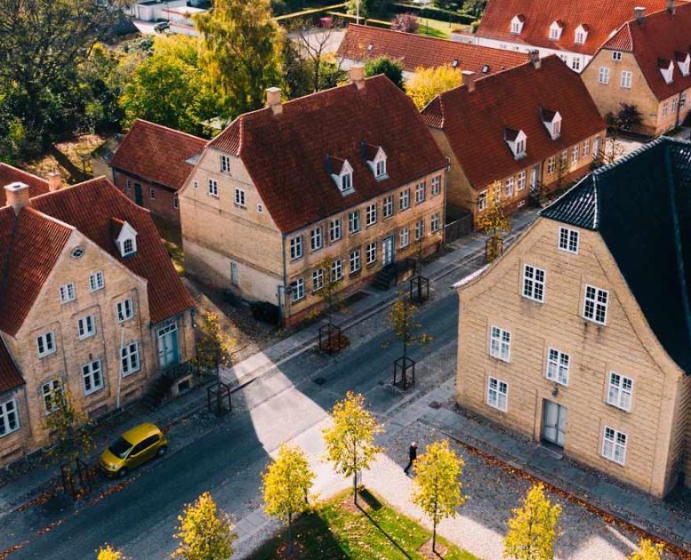 Herbstliches Christiansfeld von oben